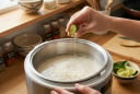 Mẹo nấu cơm 'chuẩn nhà hàng': Vắt vài giọt chanh vào nồi, kết quả bất ngờ sau khi mở nắp!