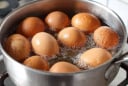Tại sao không nên tráng trứng luộc bằng nước lạnh?