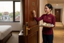 Vì sao nhân viên khách sạn luôn gõ cửa 3 lần trước khi bước vào phòng?