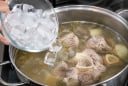 Bí quyết của đầu bếp: Đổ thêm đá lạnh vào nồi hầm xương, tác dụng gì?
