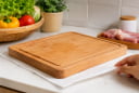 Vì sao nên đặt một tờ khăn giấy dưới thớt? Mẹo nhỏ giúp bếp sạch hơn, nấu ăn an toàn hơn