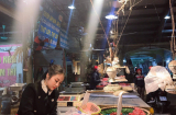 Bỗng nổi tiếng sau bức ảnh đứng bán thịt giữa chợ nhưng cô gái lại bị dân mạng chỉ trích vì điều này