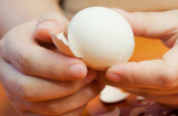 Luộc trứng rất kỵ hành động này, nhiều người Việt không biết vẫn vô tư đưa mầm bệnh vào người