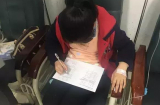 Mắng học sinh xối xả vì không làm bài nhưng khi nhận được thứ này từ phụ huynh thì cô giáo mới lặng người