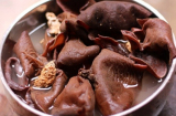 Ngâm mộc nhĩ với nước là sai, cho thêm thứ này đảm bảo nấm 'nhả' hết độc ra ngoài, yên tâm mà ăn