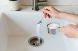 Đổ 1 cốc muối vào bồn rửa bát, cả nhà đều sững sờ nhưng khi nhìn kết quả ai cũng phải 'nể'