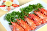 Hấp tôm cứ thả thêm thứ này đảm bảo tôm hết sạch mùi tanh, đỏ au đậm vị  chắc thịt
