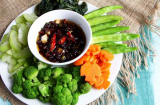 Luộc bất kể loại rau nào cứ cho thêm một thìa giấm, rau xanh giòn sần sật lại giữ nguyên dinh dưỡng