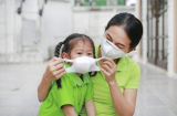 Trẻ nhỏ dùng khăn xô thay khẩu trang y tế để ngừa Covid-19 có được không?