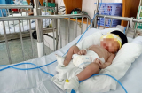 Mẹ 2003 đến bệnh viện sinh con, sau 2 ngày lặng lẽ rời đi, bỏ mặc bé trai suy hô hấp