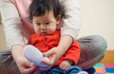 Trẻ bị đổ mồ hôi trộm ở đầu và lưng, bố mẹ cần làm gì?