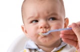 Hậu quả đáng ngại khi ba mẹ cố ép trẻ ăn, nhiều người vẫn làm mà không hề để ý