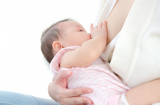 Cho con bú xong rồi ngủ thiếp đi, người mẹ trẻ qua 1 phen 'hú vía'