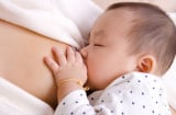Mẹ mắc Covid-19 cho con bú có bị lây không?