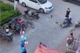 Nhờ anh shipper bắc loa hỏi thăm bạn gái, anh chàng 'ngơ ngác' nhận tin từ hàng xóm