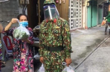 Hình ảnh 'anh nuôi' bộ đội đem lương thực, thực phẩm vào tận nhà cho người dân TPHCM, ai cũng cảm thấy ấm lòng