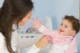 Trời bắt đầu chuyển lạnh, mẹ cần lưu ý gì để con không bị ốm ?