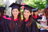 Cặp chị em sinh đôi gây sốt vì đúng chuẩn ‘con nhà người ta’: Không chỉ xinh đẹp mà còn tài năng