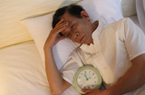 Sau tuổi 50, vì sao làm việc vất vả cả ngày mà đêm đến vẫn không thể ngủ?