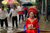 Đám cưới đặc biệt, chú rể đẩy thuyền thúng đưa cô dâu vượt lũ vào nhà