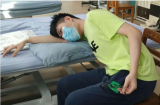 Ngủ gục trên bàn, nam thanh niên mất cảm giác cánh tay, suýt bị liệt chỉ vì điều này
