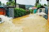 Nhiều ngôi nhà ở miền Trung, Tây Nguyên ngập trong nước lũ, đã có thương vong