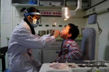 Bé 4 tuổi bị hóc xương cá, người bố làm một việc cứu con được bác sĩ khen hết lời