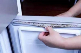 Gioăng tủ lạnh để lâu bám đầy bụi bẩn, bà nội trợ pha hỗn hợp này để lau rửa, tủ sạch bong như mới