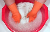Vết ố vàng trên áo sơ mi giặt mãi không xong, dùng 6 thứ này ắt sạch bong như mới