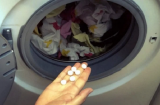 Bỏ vài viên aspirin vào máy giặt, quần áo ố vàng cũng trắng tinh như mới