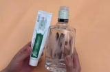 Hòa kem đánh răng với rượu trắng, tạo ra hỗn hợp có công dụng tuyệt vời, giúp bà nội trợ không còn vất vả