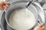 Vì sao nấu cơm phải đổ nước nóng vào nồi mới 'chuẩn bài'?