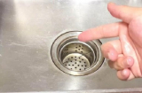 Bồn rửa bát tắc cứng, dùng 3 nguyên liệu này là có thể thông tắc dễ dàng, chẳng cần gọi thợ