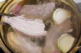 Luộc thịt lợn chỉ dùng nước lã và muối là thiếu sót, thêm thứ này vào miếng thịt ngon ngọt, đậm vị hơn nhiều
