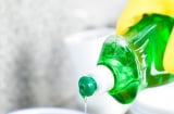 Không ngờ chỉ với vài giọt nước rửa bát đã giúp bạn thông bồn cầu hiệu quả, vài phút là thoát nước trơn tru