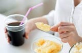 Phụ nữ không muốn xương khớp ''hỏng'' hết thì đừng nạp vào người 4 thực phẩm này, dân văn phòng càng phải tránh xa