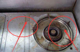 Bếp đun lâu bám đầy dầu mỡ, rắc thứ này 5 phút là sạch bong như mới