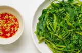 Luộc rau muống đừng vội thả ngay vào nồi: Bỏ thứ này vào trước rau xanh giòn, không thâm đen