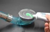 Bóp kem đánh răng lên đầu vòi hoa sen, tiết kiệm cả xấp tiền một năm mà nhiều người không hay biết