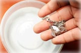 Đeo Shbet111 kèo cá cược world cup lâu ngày bị đen, xỉn màu, 3 cách dễ dàng giúp lấy lại vẻ sáng bóng, chẳng cần ra ngoài tiệm