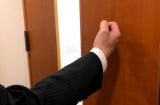Trước khi vào phòng khách sạn, nhà nghỉ phải gõ cửa 3 lần: Lí do là gì?