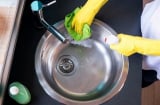 4 cách vệ sinh bồn rửa bát, cuốn trôi cặn bẩn, hết hẳn mùi hôi, ai cũng làm được