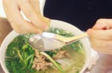Nhiều người quen vắt chanh vào tô phở nóng, chuyên gia lắc đầu: Sai bét!