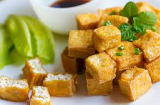 Rán đậu phụ cho luôn vào chảo dầu là sai: Làm thêm 2 bước này đậu vàng giòn, không bị nát và dính chảo