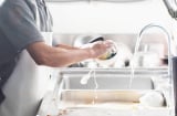 Thói quen rửa bát vô tình tạo ra cả ổ vi khuẩn hại sức khỏe nhiều người mắc