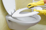 Nắp và bệ bồn cầu bị ố vàng: Áp dụng mẹo nhỏ này bồn cầu trắng tinh như mới