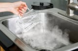 Chậu rửa bát dùng lâu sẽ bẩn, bốc mùi hôi khó chịu, xịt thứ này vào là sạch bong ngoài mong đợi