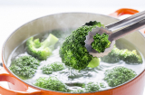 Luộc rau đừng chỉ cho mỗi muối, thêm thứ này vào rau luộc ngon giòn, xanh tươi