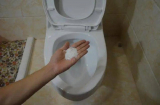 Bồn cầu, bồn rửa mặt ố vàng không đáng lo, cứ thêm thứ này là sạch bong như mới