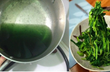 Nước luộc rau muống vừa bắc xuống bếp đã chuyển màu xanh đen: Nên ăn hay đổ đi?